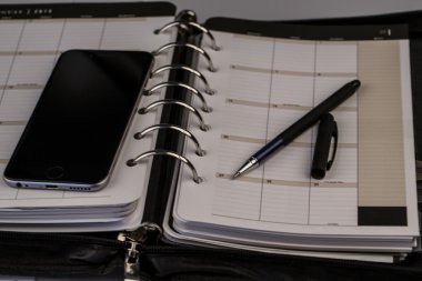 planlama kavramı - takvim, cep telefonu, kalem