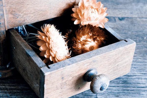 Alte hölzerne Kaffeemühle Mühle mit gelben Blüten in offenem d — Stockfoto