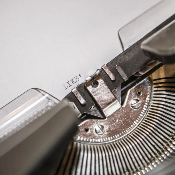 Старая пишущая машинка с текстом типа — стоковое фото