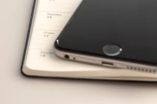 Nuevo smartphone en el calendario — Foto de Stock