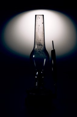 Beyaz arkaplanda izole edilmiş eski gaz lambası