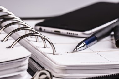 planlama kavramı - takvim, cep telefonu, kalem