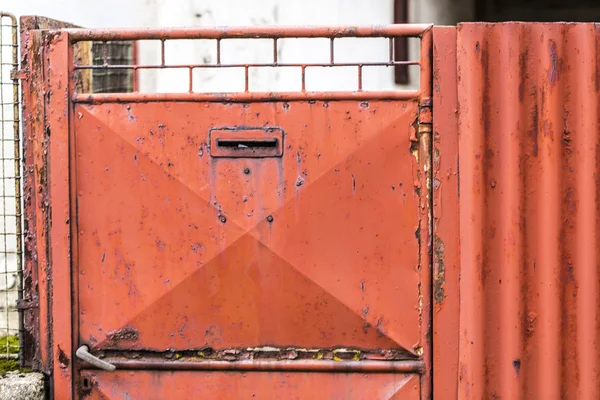 Vieja puerta roja oxidada —  Fotos de Stock