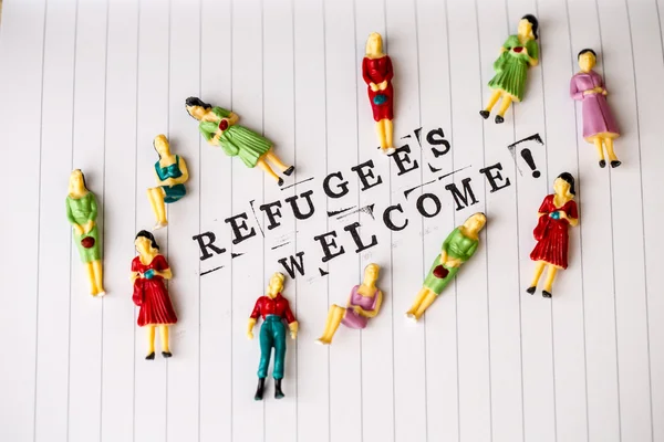 Flüchtlinge begrüßen Text auf Papier — Stockfoto