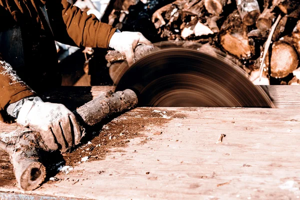 Homme travaillant avec une lame de scie circulaire — Photo