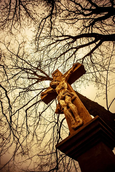 Oude kruis met Jezus Christus uit steen — Stockfoto