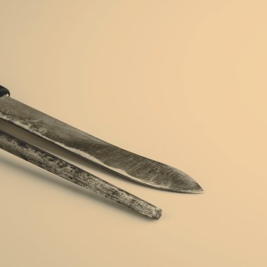 bıçak ve beyaz arka plan üzerinde izole whetstone