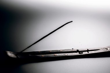 tütsü sopa üzerinde beyaz bir arka plan üzerinde ahşap destek