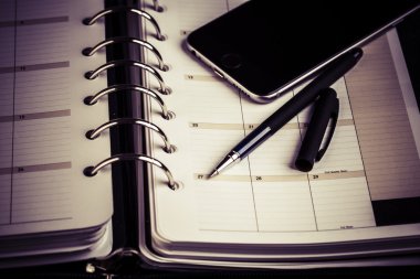 planlama kavramı - takvim, cep telefonu, kalem