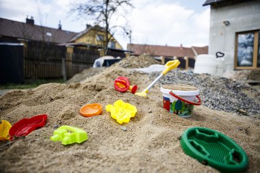 çocuk oyuncakları kum üzerinde