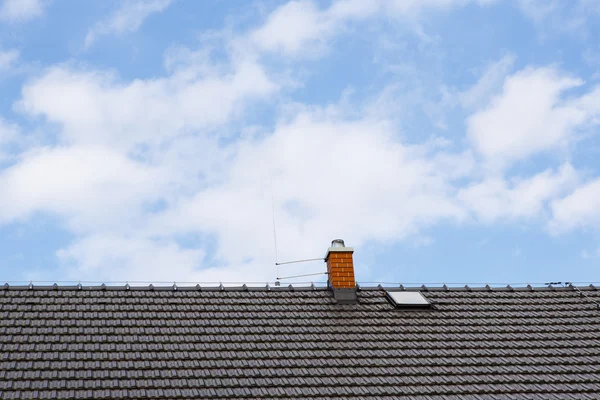 Brunt tak med skorsten och åskledare — Stockfoto