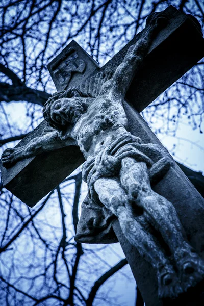 Stary krzyż z Jezusem Chrystusem z kamienia — Zdjęcie stockowe