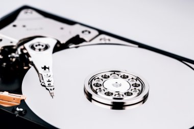 Disk sürücüsü beyaz arkaplanda izole edildi