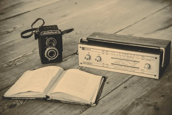 Vintage camera and radio and book — Stock Photo, Image