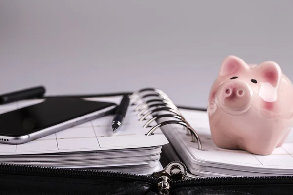 Planungskonzept - Kalender, Handy, Stift, Spardose für Schweine — Stockfoto