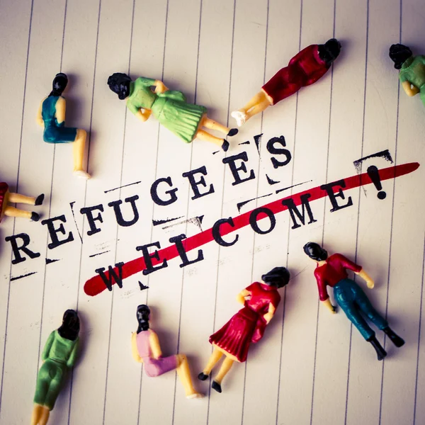 Uchodźców Zapraszamy przekreślenie tekstu na papierze — Zdjęcie stockowe