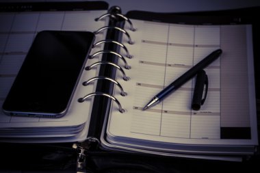 planlama kavramı - takvim, cep telefonu, kalem