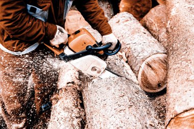 adam onun arka bahçesinde bir günlük kesme tezgahlar