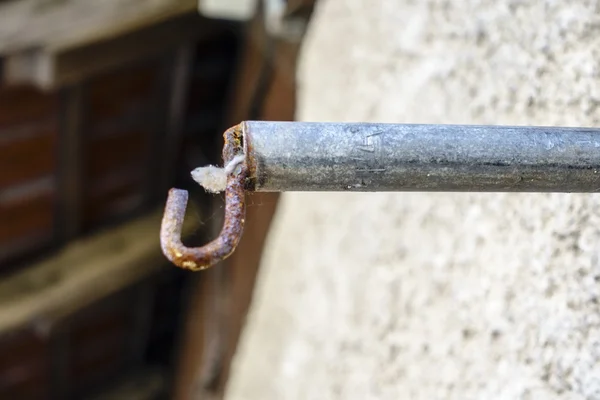 Oude verroeste metalen haak — Stockfoto