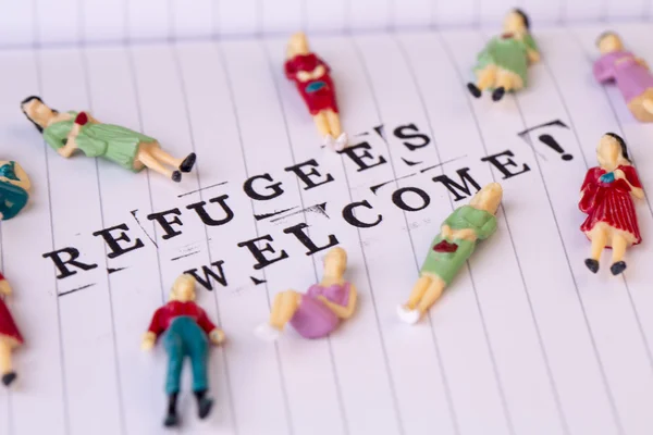 Flüchtlinge begrüßen Text auf Papier — Stockfoto