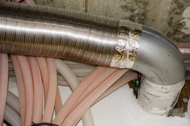 kablo karmaşa içinde yeni bina