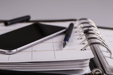 planlama kavramı - takvim, cep telefonu, kalem