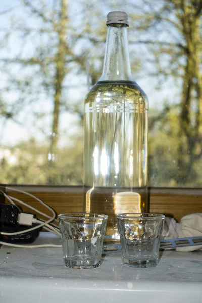 Flasche mit transparentem Alkohol — Stockfoto