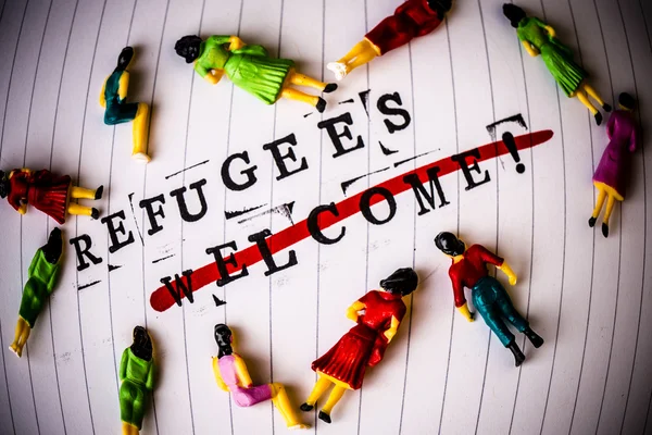 Refugees welcome strikethrough text on paper — Stock Photo, Image