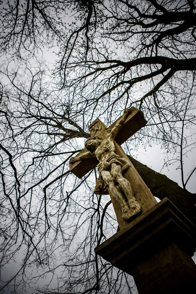 Oude kruis met Jezus Christus uit steen — Stockfoto