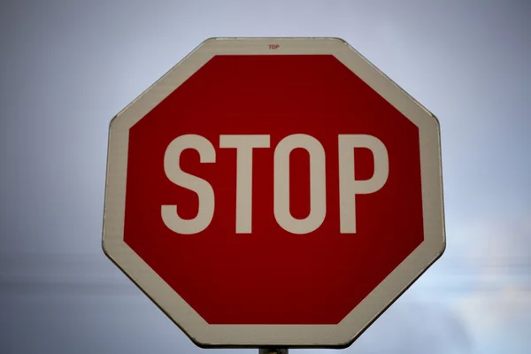 Stoppschild neben der Straße — Stockfoto