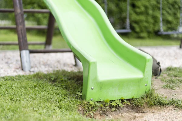 Grüne Kinderrutsche auf Spielplatz — Stockfoto