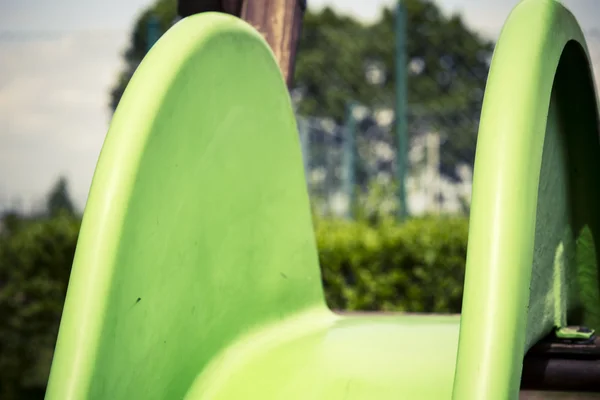 Scivolo bambino verde sul parco giochi — Foto Stock