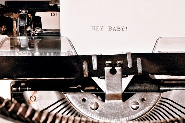 Tekst hey baby getypt op oude schrijfmachine — Stockfoto