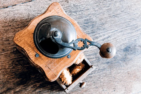 Vintage trä kaffe kvarn kvarn med gula blommor i öppen d — Stockfoto