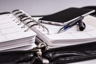 planlama kavramı - takvim, cep telefonu, kalem