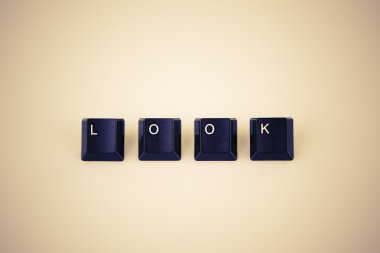 beyaz siyah bilgisayar düğmeleri ile yazılmış kelime bak