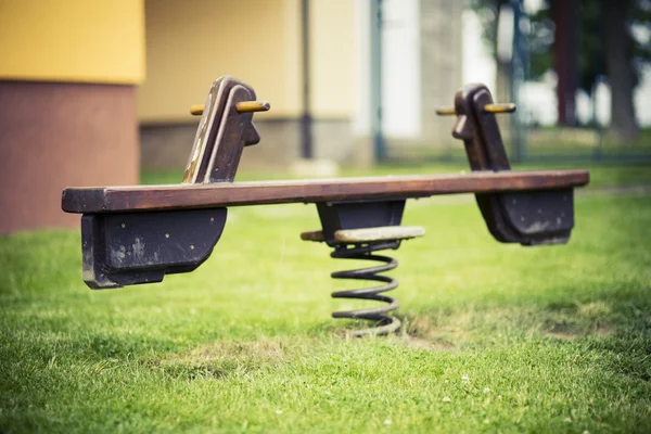 Legno cavallo giocattolo - parco giochi per bambini — Foto Stock