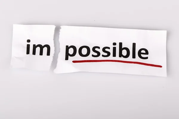 Слово "невозможно" было изменено на возможное на разорванной бумаге. — стоковое фото