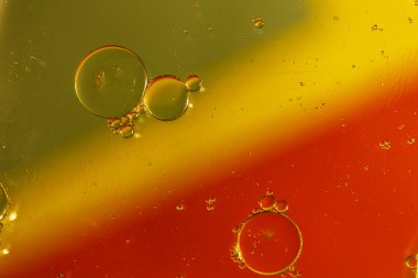 Su yüzeyine yağ damlıyor.