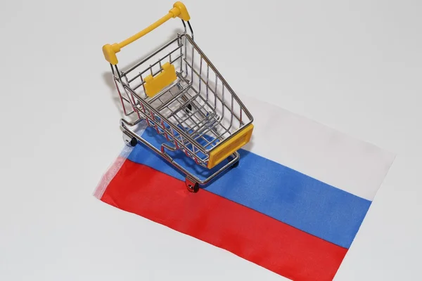 Корзина на флаге России — стоковое фото