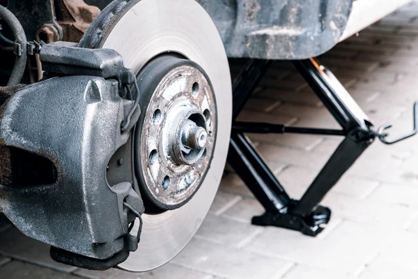 Repairing brakes on car — Stock Photo, Image