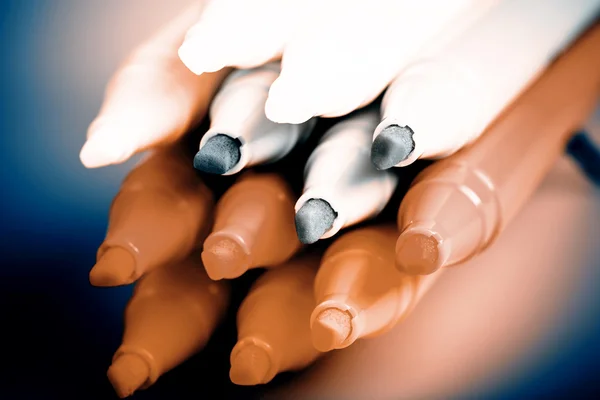 Gruppo di pennarelli a punta di feltro colori vivaci su sfondo bianco — Foto Stock
