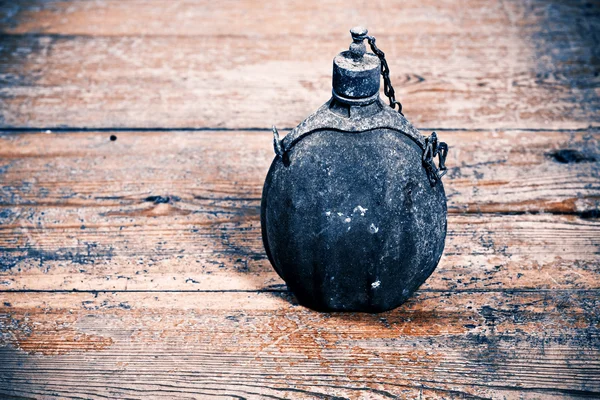 Старая армейская бутылка — стоковое фото