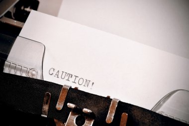 eski siyah typwriter yazılmış uyarı metni