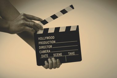 Film sineklik kadının içinde beyaz arka plan üzerinde eller