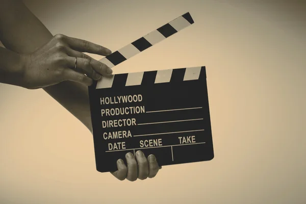 Film sineklik kadının içinde beyaz arka plan üzerinde eller