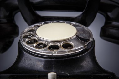 toz ve çizikleri beyaz arka plan üzerinde eski siyah telefon