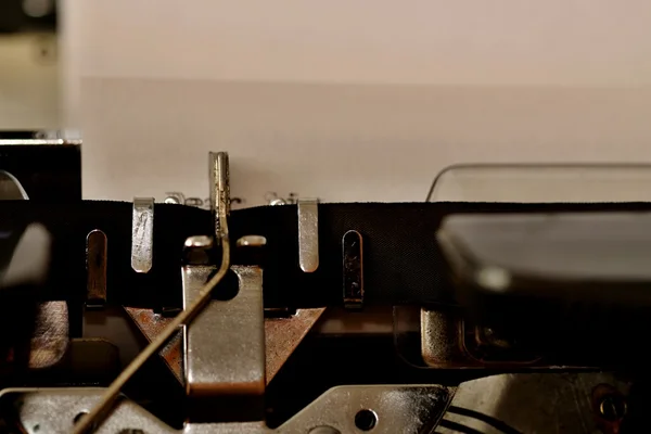 Texto Estimado señor mecanografiado en la vieja máquina de escribir —  Fotos de Stock