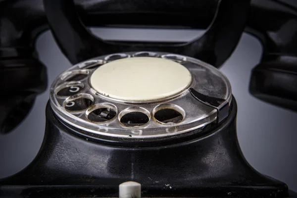 Teléfono negro viejo con polvo y arañazos sobre fondo blanco — Foto de Stock