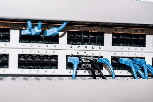 Serverpanel mit Kabeln und Steckern — Stockfoto